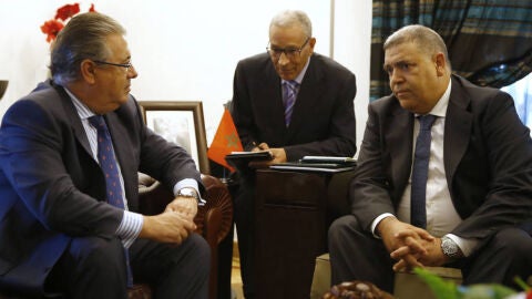 Juan ignacio Zoido, ministro del Interior, junto a su hom&oacute;logo marroqu&iacute;, en Rabat