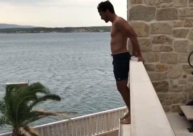 Hummels se graba haciendo 'balconing' y desata una oleada de críticas por su "mal ejemplo" Hummels se graba haciendo 'balconing' y desata una oleada de críticas por su "mal ejemplo"