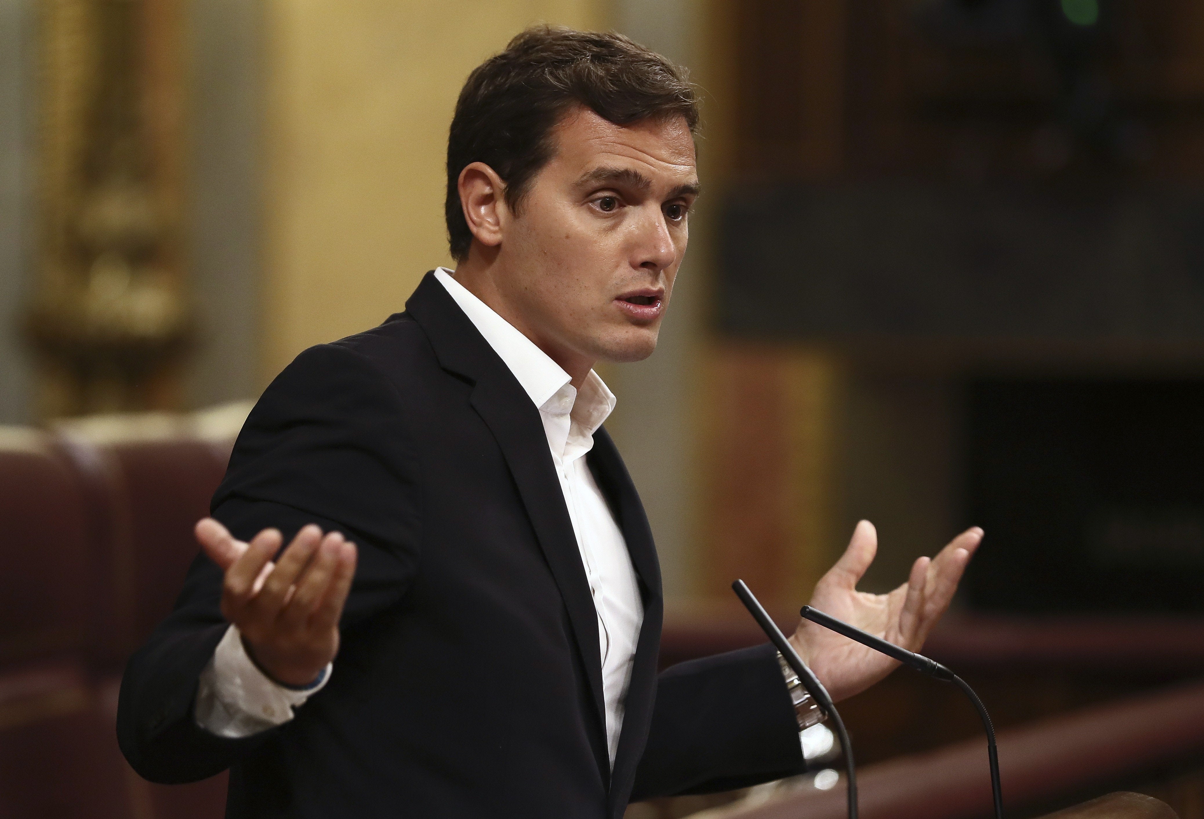 Rivera exige a Iglesias que obligue a los suyos sumarse a la oposición en el Parlament Rivera exige a Iglesias que obligue a los suyos sumarse a la oposición en el Parlament