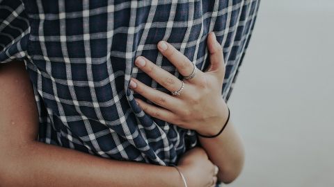 Palmada en un abrazo