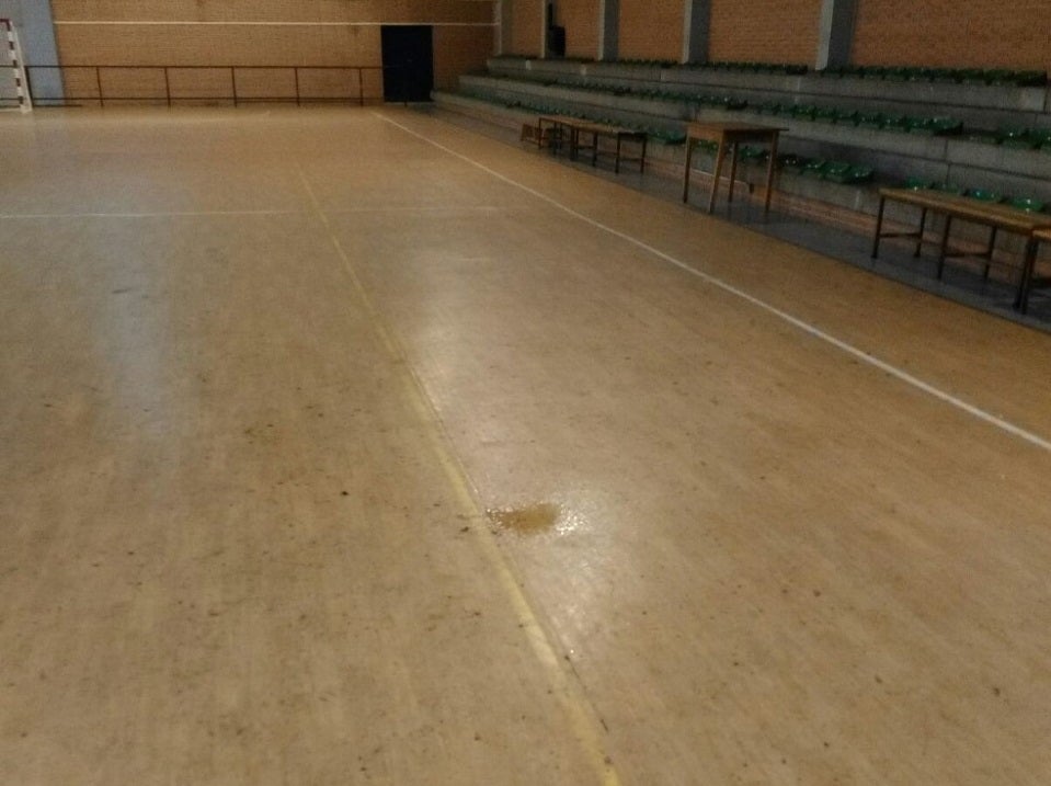 Ilicitanos por Elche pide una solución para acabar con las goteras del polideportivo Isabel Fernández de Torrellano Ilicitanos por Elche pide una solución para acabar con las goteras del polideportivo Isabel Fernández de Torrellano