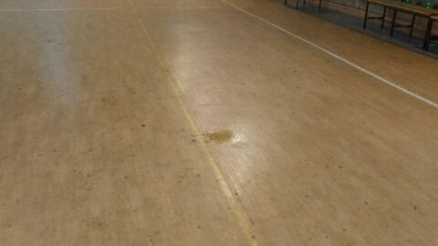 Agua en la pista del pabell&oacute;n Isabel Fern&aacute;ndez de Torrellano por las goteras