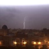 Imagen de la tormenta de rayos que cayó este martes en Elche.