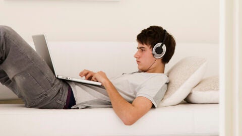 Adolescente navegando por Internet