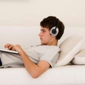 Adolescente navegando por Internet