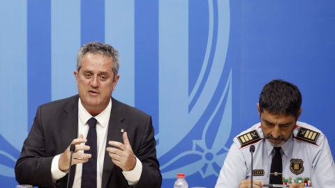 El conseller de Interior, Joaquim Forn, junto al mayor de los Mossos d'Esquadra