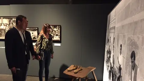 El alcalde de Elche, Carlos González, y la concejala de Cultura, Patricia Maciá en la exposición “Inmaterial. Patrimonio y Memoria Colectiva” El alcalde de Elche, Carlos González, y la concejala de Cultura, Patricia Maciá en la exposición “Inmaterial. Patrimonio y Memoria Colectiva”
