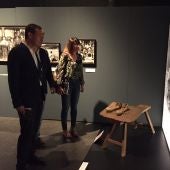 El alcalde de Elche, Carlos González, y la concejala de Cultura, Patricia Maciá en la exposición “Inmaterial. Patrimonio y Memoria Colectiva”