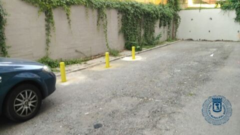 Los bolardos, pintados de amarillo