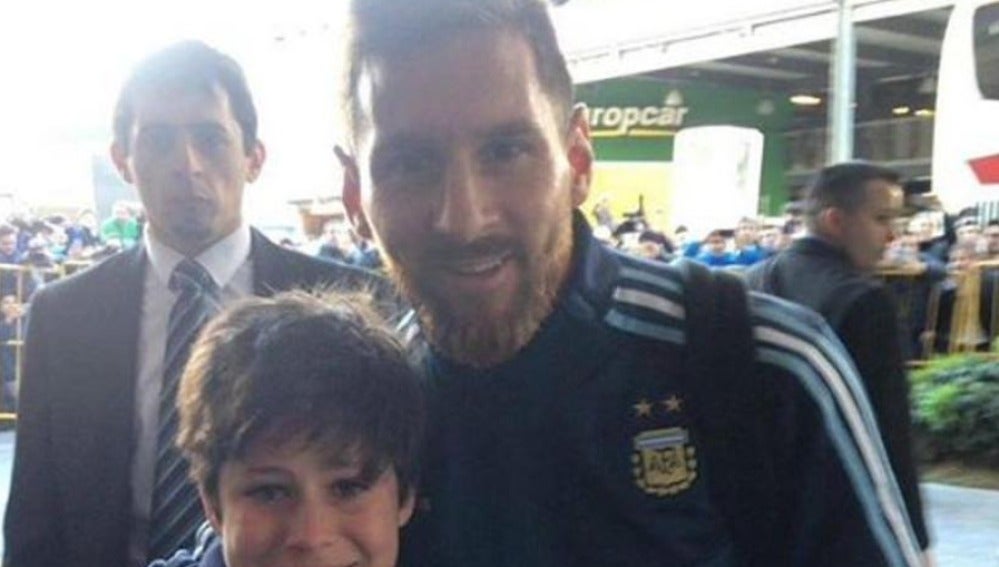 Messi posa con el pequeño en Montevideo