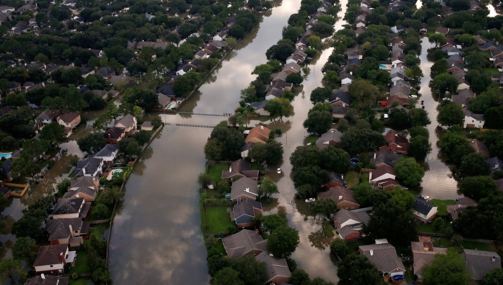 Casas parcialmente sumergidas en las aguas por las inundaciones causadas por la tormenta tropical Harvey en el noroeste de Houston, Texas