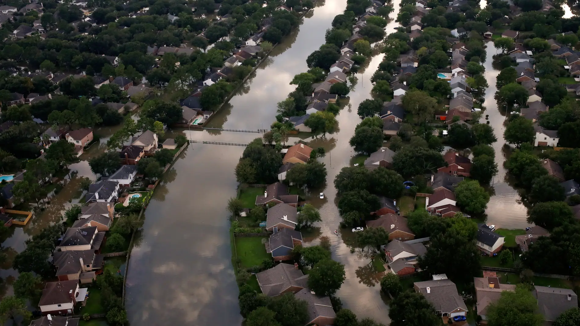 Casas parcialmente sumergidas en las aguas por las inundaciones causadas por la tormenta tropical Harvey en el noroeste de Houston, Texas
