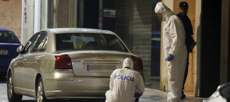 Agentes de la Policía Científica inspeccionan las inmediaciones de la vivienda en Elda Agentes de la Policía Científica inspeccionan las inmediaciones de la vivienda en Elda
