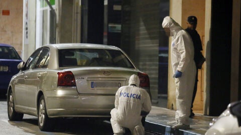 Agentes de la Polic&iacute;a Cient&iacute;fica inspeccionan las inmediaciones de la vivienda en Elda