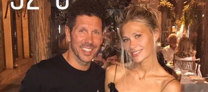 El 'look' demasiado informal de Simeone para cenar con su mujer se hace viral El 'look' demasiado informal de Simeone para cenar con su mujer se hace viral