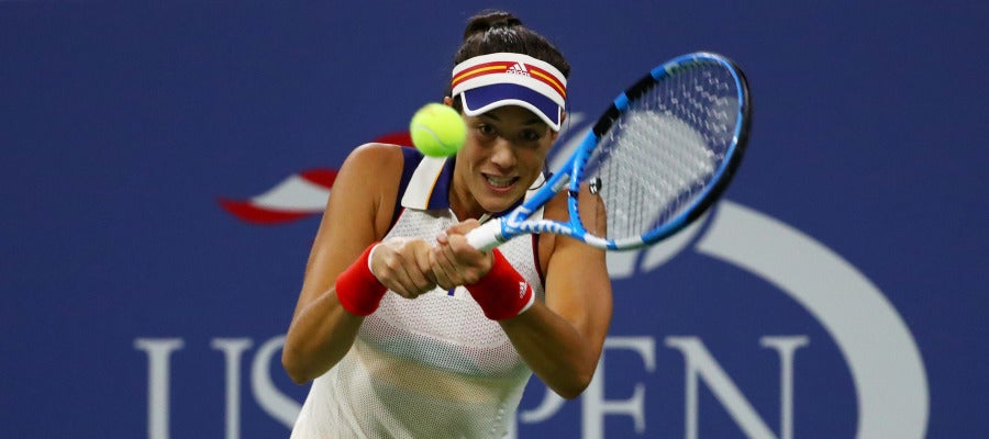 Muguruza devuelve la bola a su rival en el US Open Muguruza devuelve la bola a su rival en el US Open