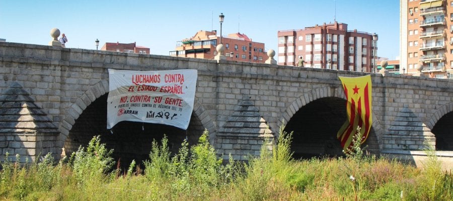 Estelada colocada en el Puente de Segovia (Madrid) Estelada colocada en el Puente de Segovia (Madrid)