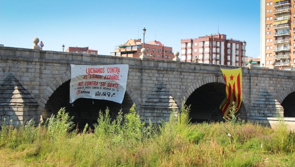 Estelada colocada en el Puente de Segovia (Madrid)