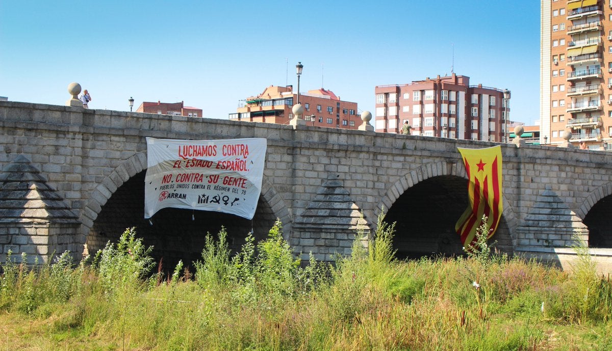 El Ayuntamiento de Madrid retira una estelada gigante del Puente de Segovia y la Policía denunciará a los responsables El Ayuntamiento de Madrid retira una estelada gigante del Puente de Segovia y la Policía denunciará a los responsables