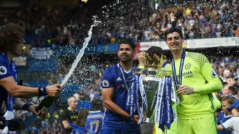 Courtois y Diego Costa posan con la Premier Courtois y Diego Costa posan con la Premier