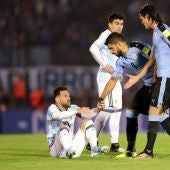 Suárez ayuda a Messi a levantarse