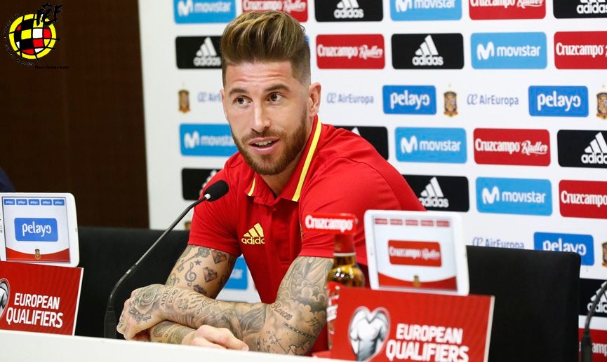 Sergio Ramos, sobre los pitos a Piqué: "Quienes visten el escudo de su país merecen respeto" Sergio Ramos, sobre los pitos a Piqué: "Quienes visten el escudo de su país merecen respeto"
