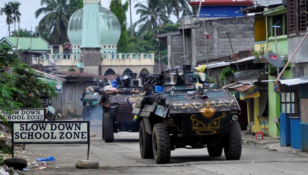 Vehículos del Ejército patrullan una calle de Ciudad Marawi (Filipinas)