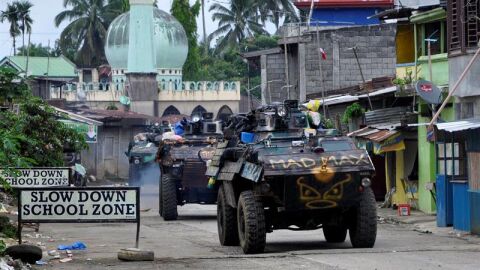 Veh&iacute;culos del Ej&eacute;rcito patrullan una calle de Ciudad Marawi (Filipinas)