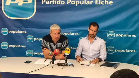 Daniel McEvoy y José Navarro, representantes del comité ejecutivo del PP en Elche. ELCHE