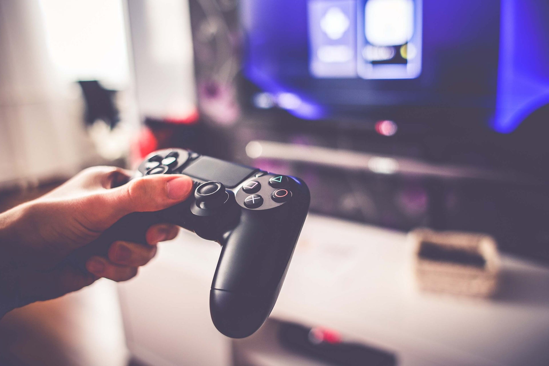 Un hombre conecta su Playstation a la televisión de un aeropuerto para jugar al Apex Legends Un hombre conecta su Playstation a la televisión de un aeropuerto para jugar al Apex Legends