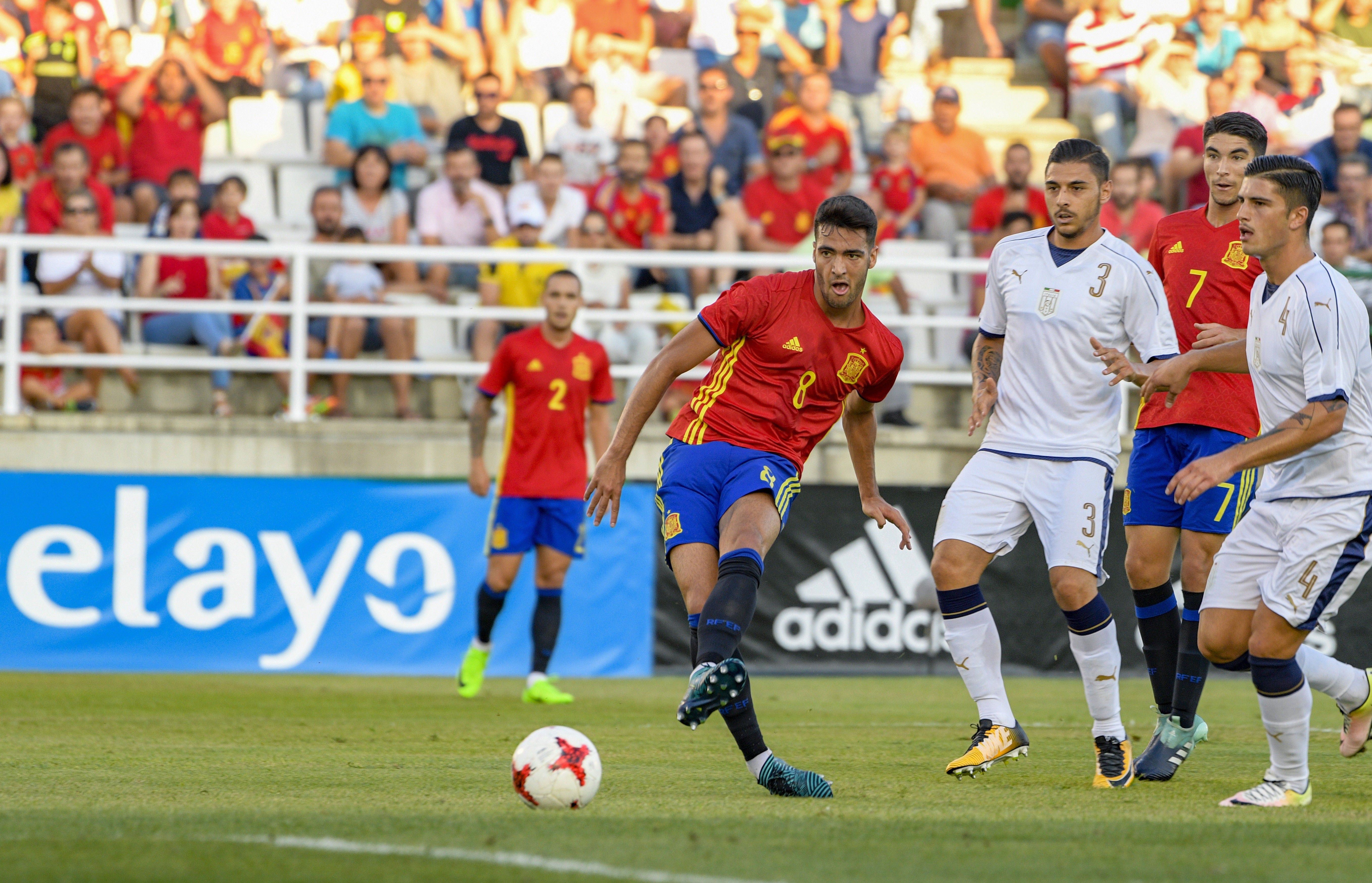 La regenerada 'Rojita' vence a una Italia menos experta La regenerada 'Rojita' vence a una Italia menos experta