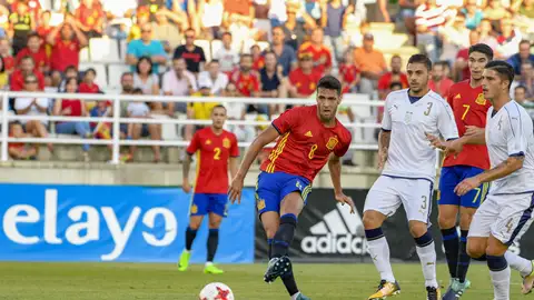 Mikel Merino remata a gol ante Italia Mikel Merino remata a gol ante Italia
