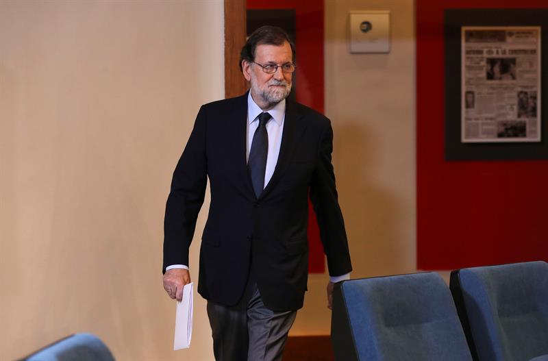 Rajoy pide al Constitucional que declare nulos los acuerdos del Parlament y busque responsables penales Rajoy pide al Constitucional que declare nulos los acuerdos del Parlament y busque responsables penales