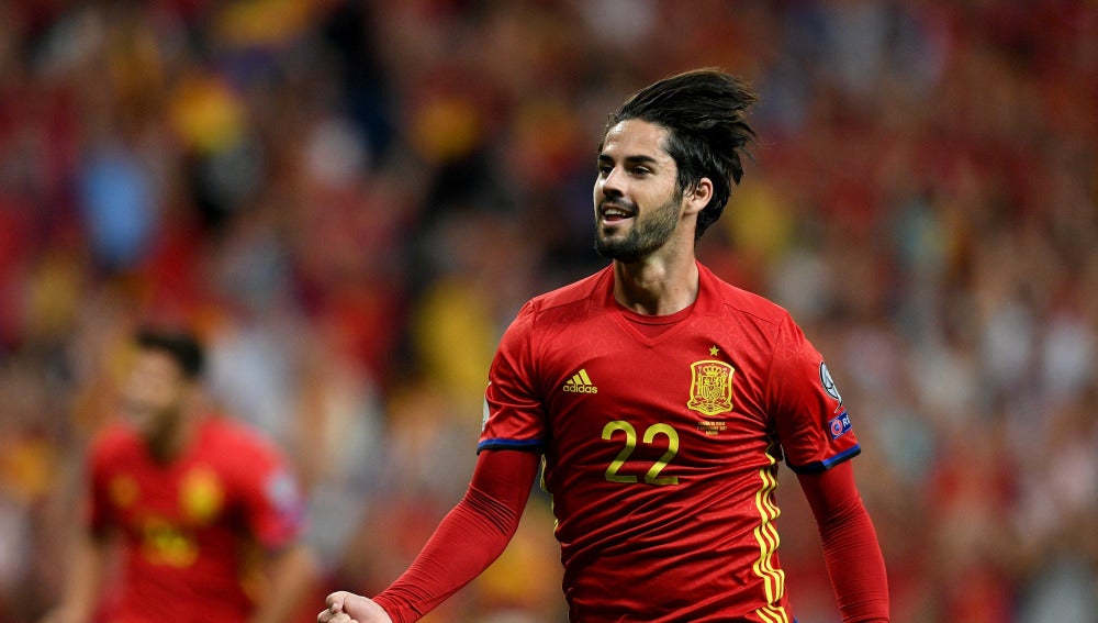 Isco celebra un gol con la selección española