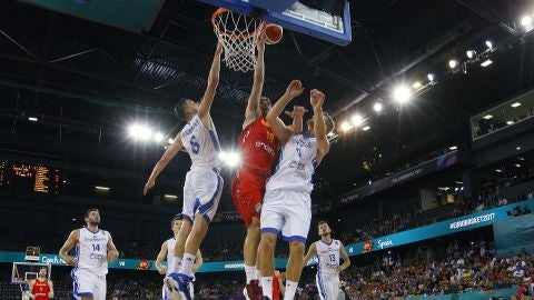 Fernando San Emeterio en un partido de la selecci&oacute;n contra la Rep&uacute;blica Checa