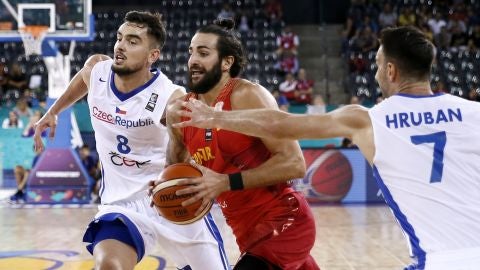 Ricky Rubio conduce el bal&oacute;n ante la defensa de los checos