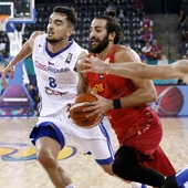 Ricky Rubio conduce el balón ante la defensa de los checos Ricky Rubio conduce el balón ante la defensa de los checos