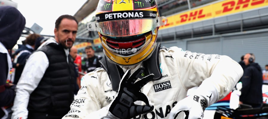 Lewis Hamilton celebra su pole Lewis Hamilton celebra su pole