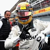 Lewis Hamilton celebra su pole Lewis Hamilton celebra su pole