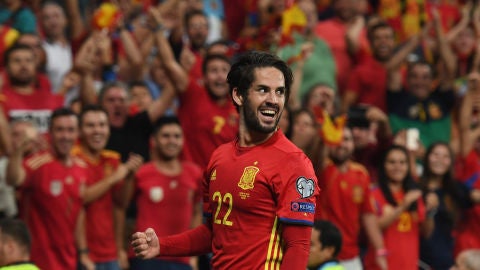 Isco sonr&iacute;e tras marcar un gol con la selecci&oacute;n espa&ntilde;ola