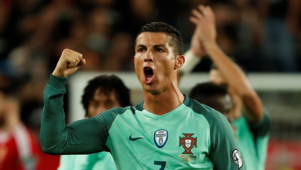 Cristiano Ronaldo celebra la victoria de la selección de Portugal