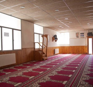 Vista del interior de la mezquita Islámica Annour de Ripoll, en la cual el imán Abdelbaki Es Satty guiaba las oraciones Vista del interior de la mezquita Islámica Annour de Ripoll, en la cual el imán Abdelbaki Es Satty guiaba las oraciones