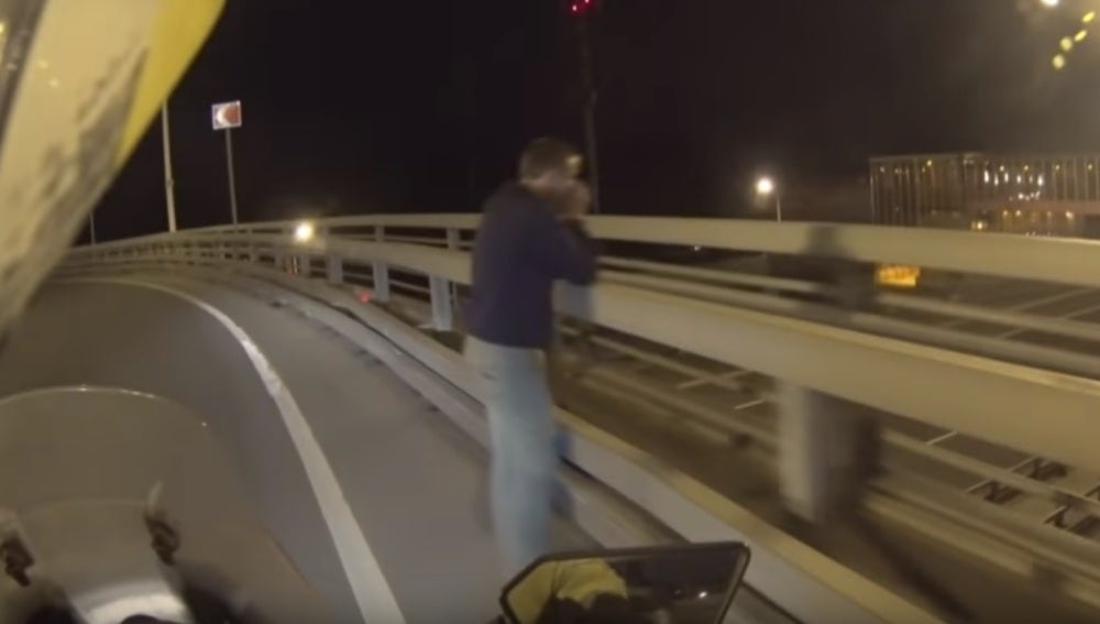 Un motorista salva a un joven al borde de un puente