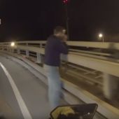 Un motorista salva a un joven al borde de un puente