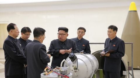 Kim Jong-un junto a una bomba de hidr&oacute;geno