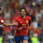 Isco celebra uno de sus goles con la selección española