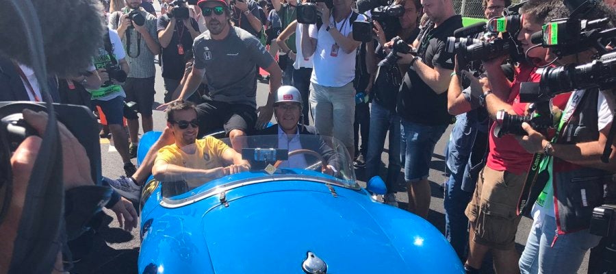 Fernando Alonso, subido en el Renault de Palmer para el Drivers Parade Fernando Alonso, subido en el Renault de Palmer para el Drivers Parade
