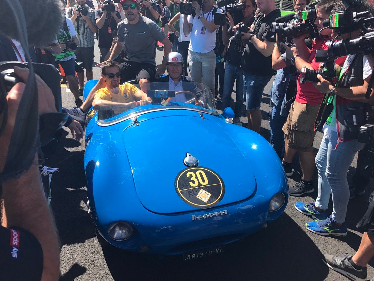 A Fernando Alonso se le para el coche hasta en el Drivers Parade... ¡y el asturiano se sube al Renault de Palmer! A Fernando Alonso se le para el coche hasta en el Drivers Parade... ¡y el asturiano se sube al Renault de Palmer!