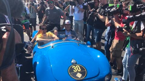 Fernando Alonso, subido en el Renault de Palmer para el Drivers Parade
