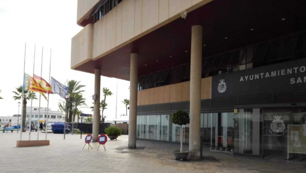 Banderas a media asta en el Ayuntamiento de Santa Pola